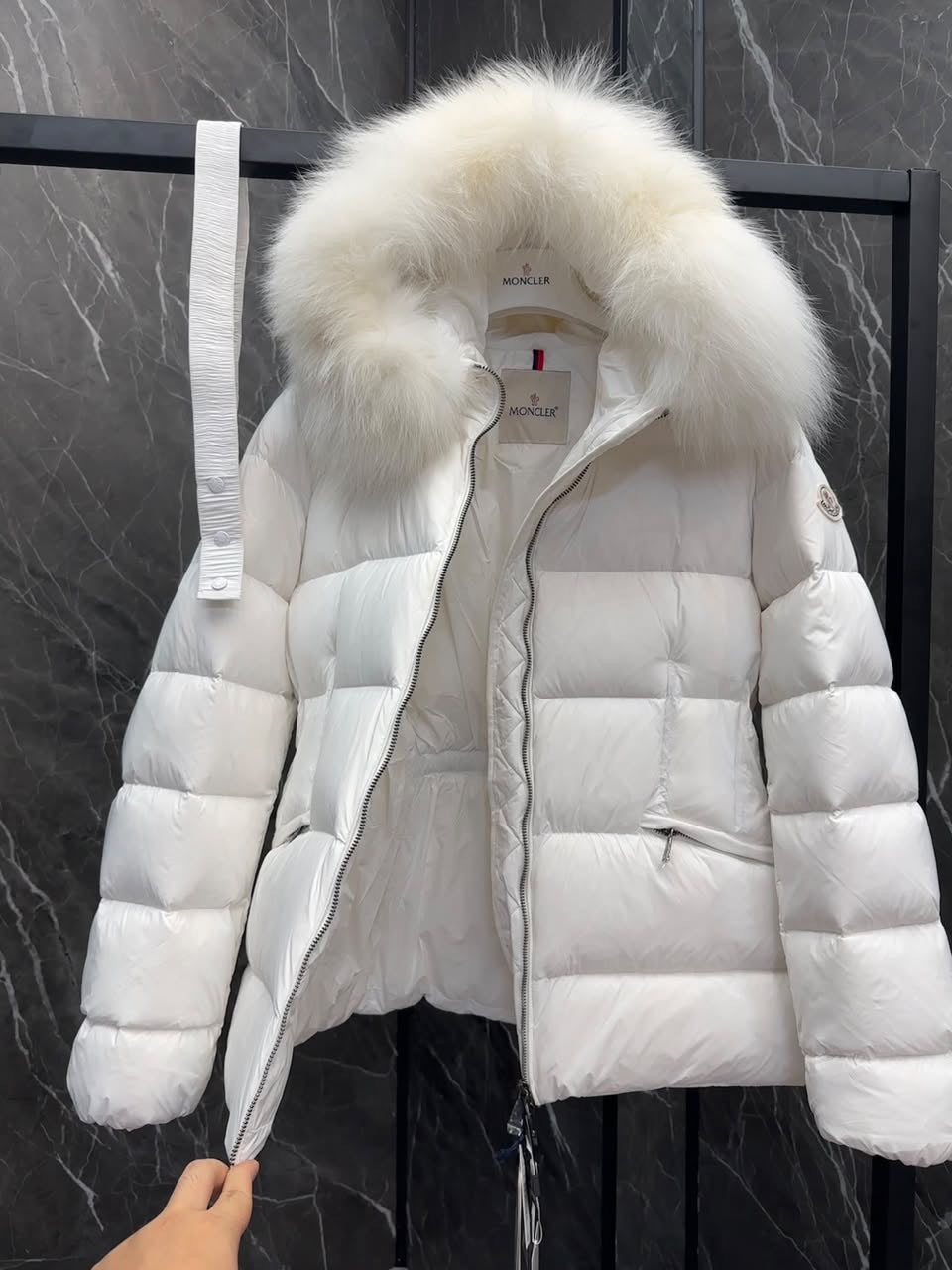 Moncler Maya con capucha ribeteada de pelo