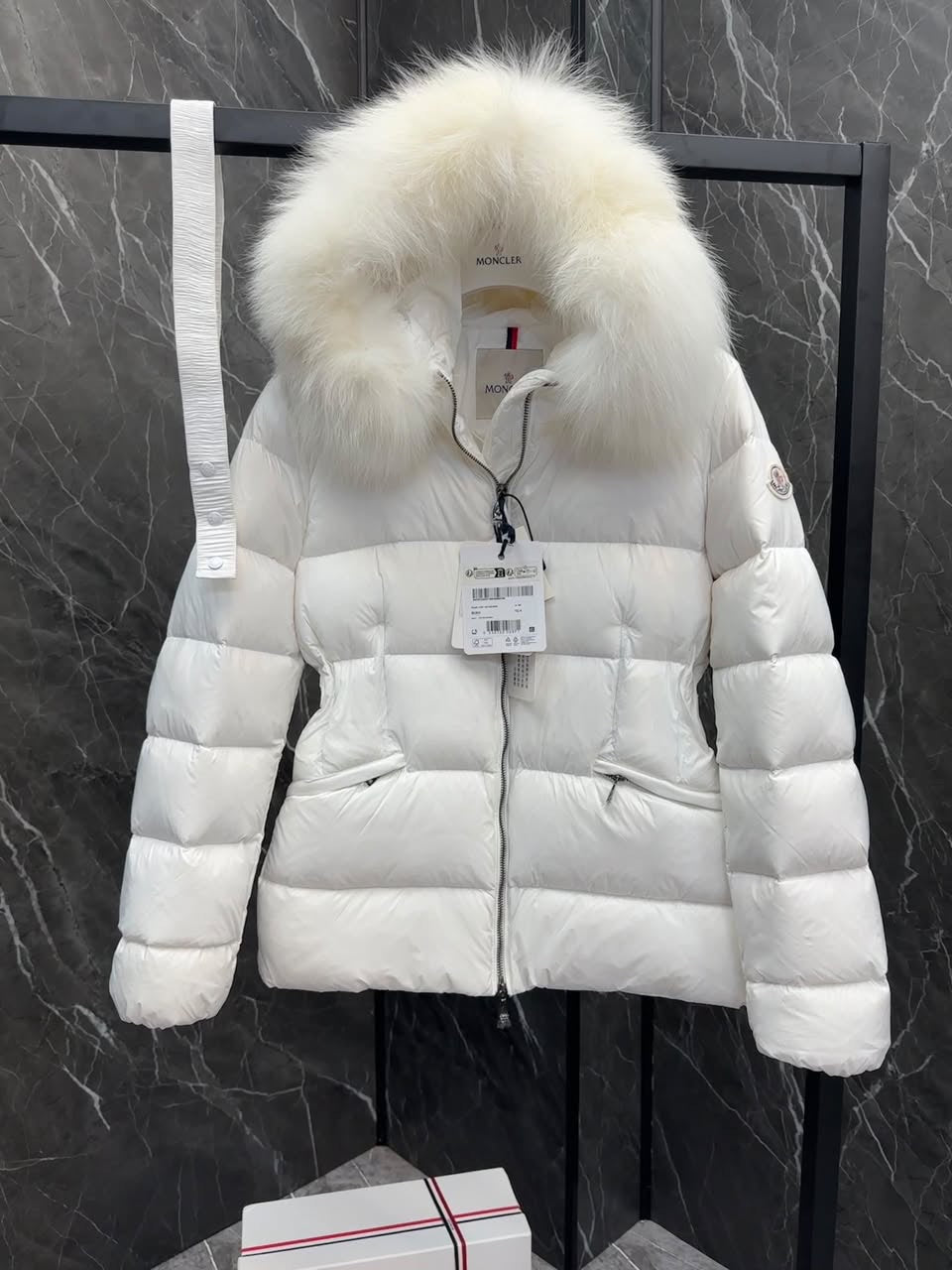Moncler Maya con capucha ribeteada de pelo