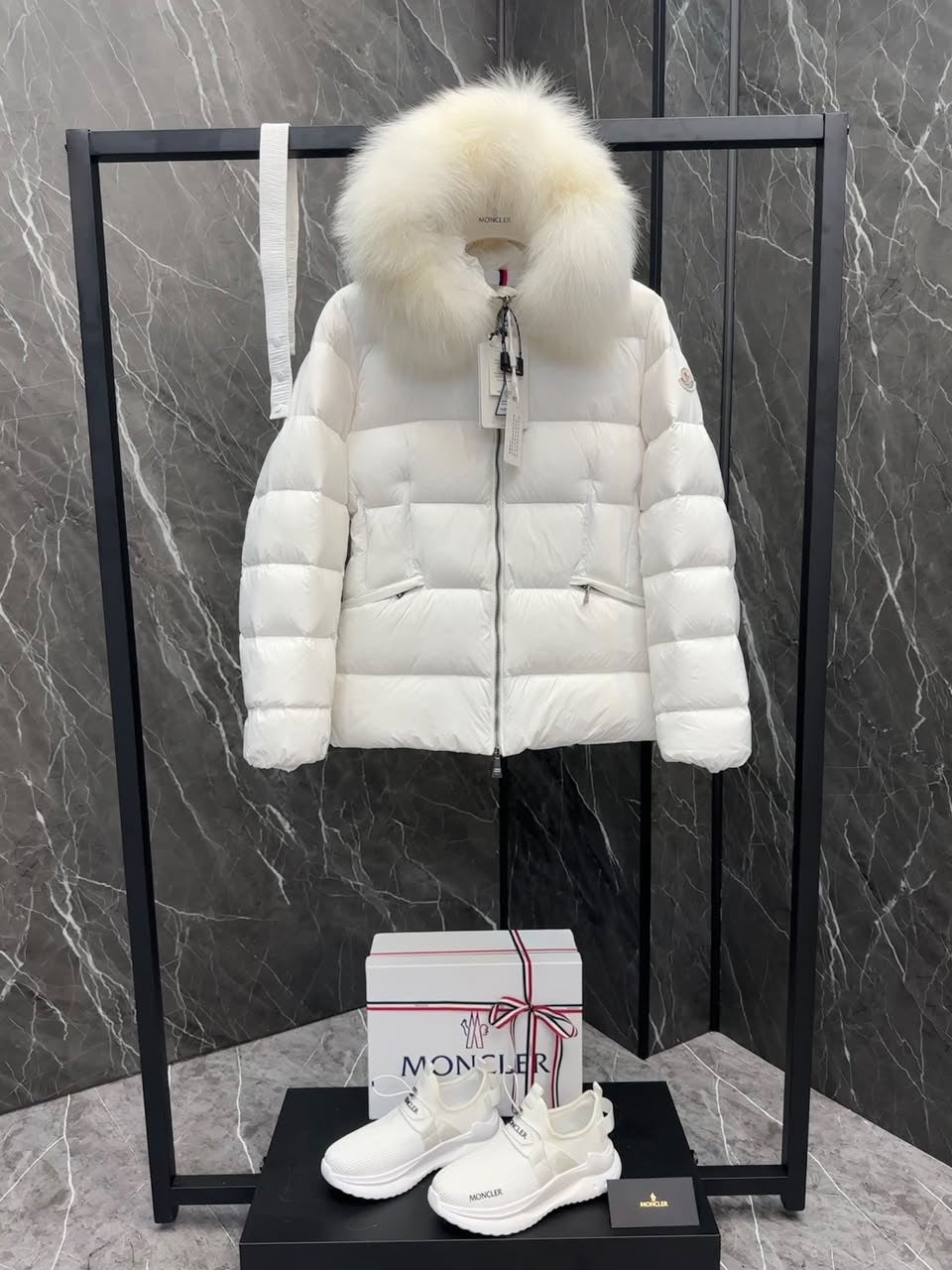 Moncler Maya con capucha ribeteada de pelo