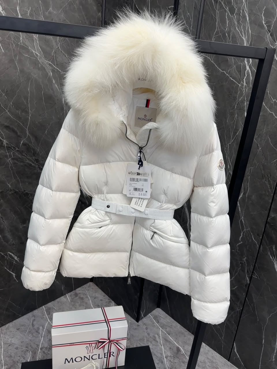 Moncler Maya con capucha ribeteada de pelo