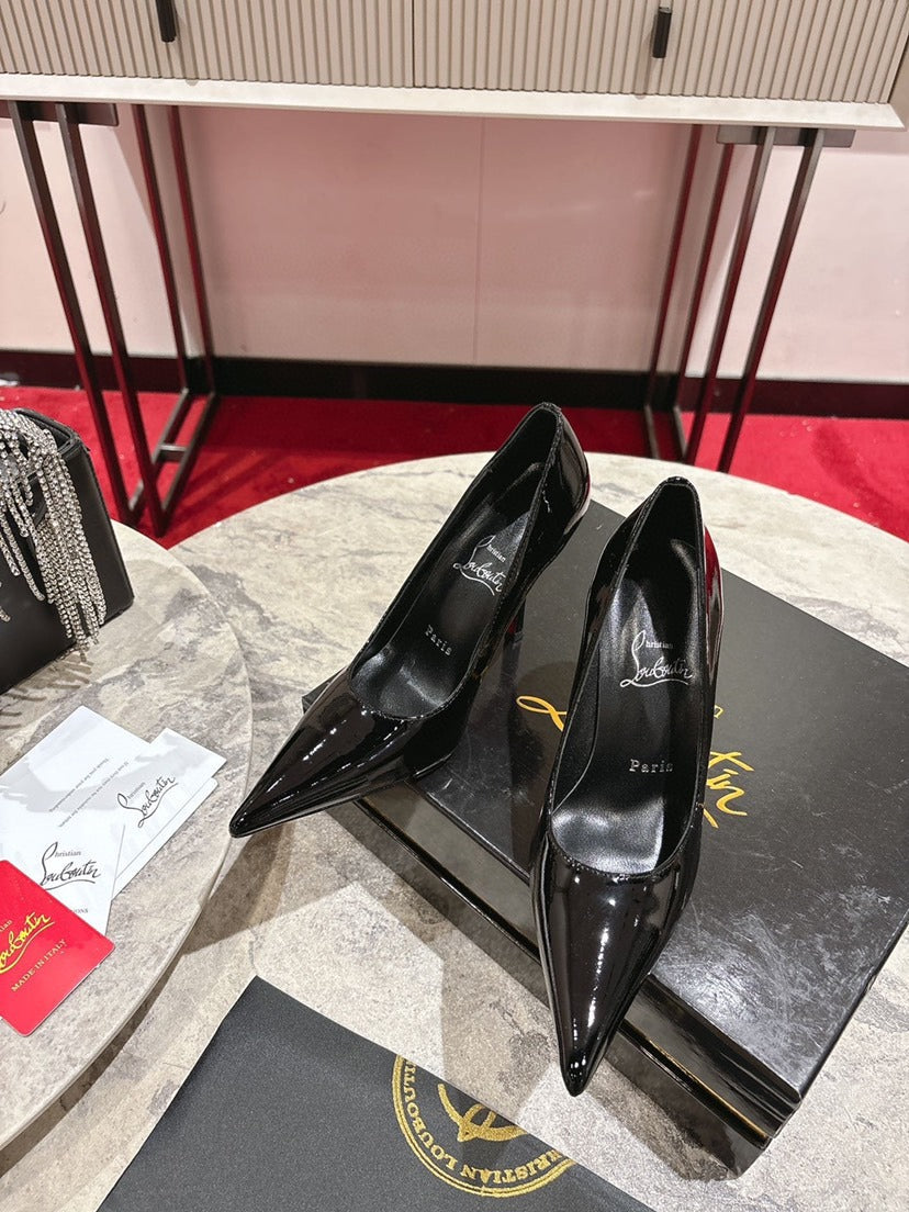 Zapatos de tacón negros con punta afilada