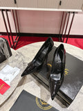 Zapatos de tacón negros con punta afilada