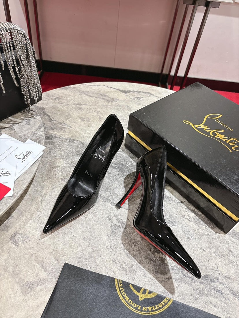Zapatos de tacón negros con punta afilada