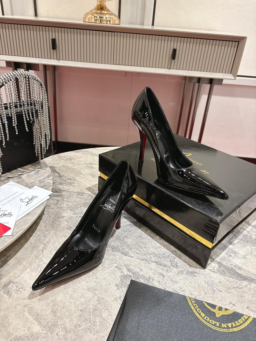 Zapatos de tacón negros con punta afilada
