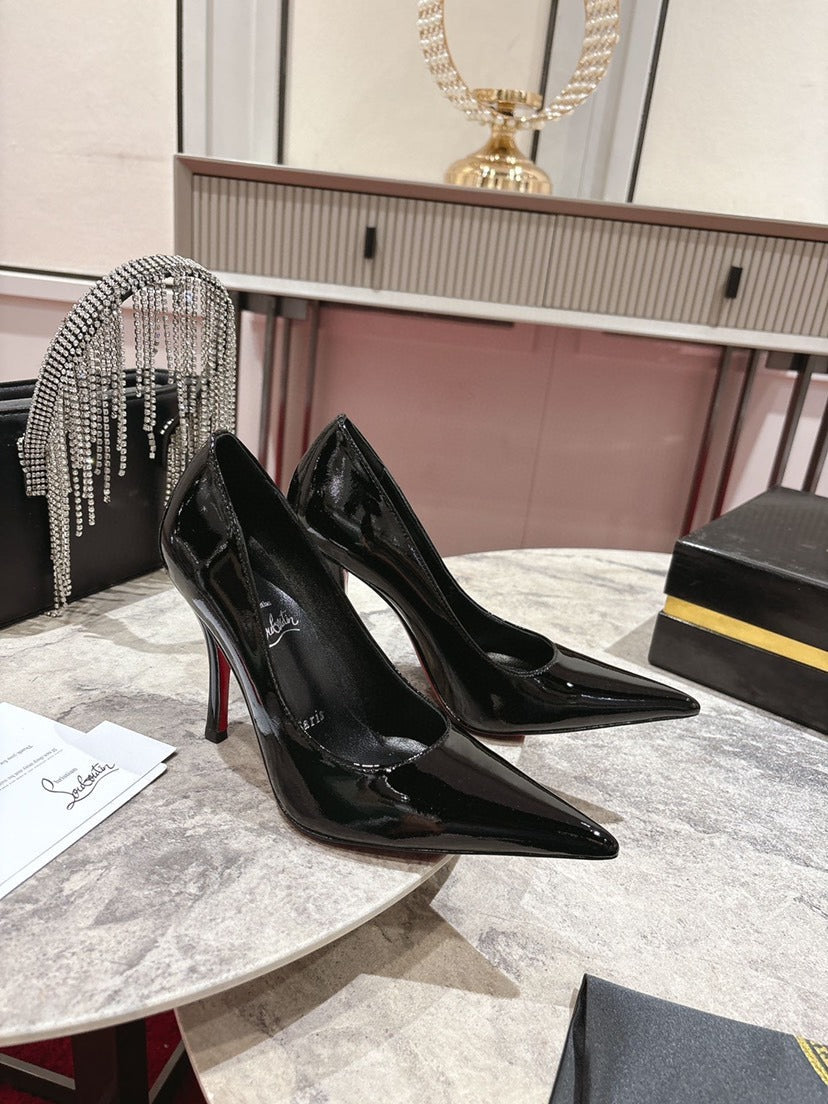 Zapatos de tacón negros con punta afilada