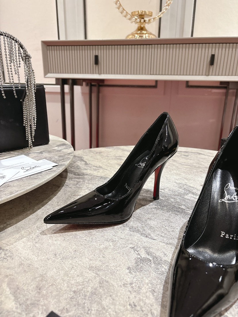 Zapatos de tacón negros con punta afilada
