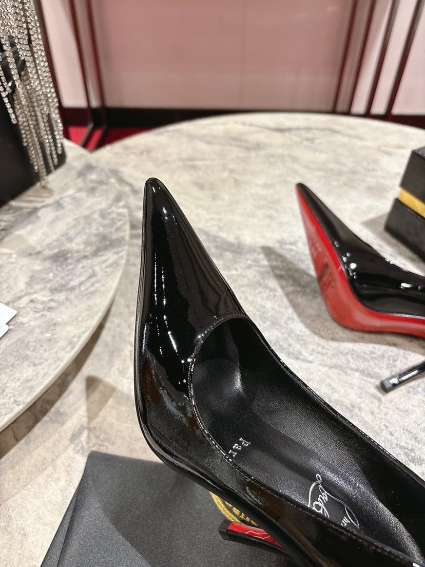 Zapatos de tacón negros con punta afilada