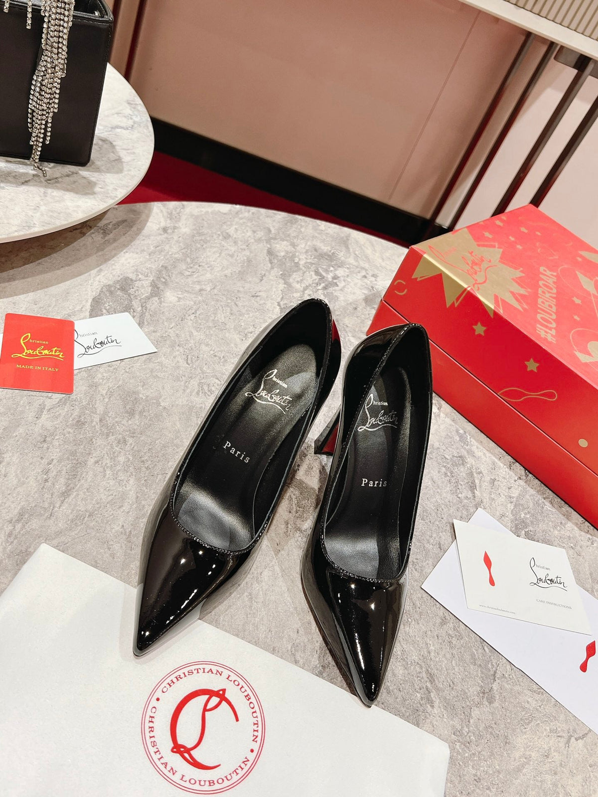 Zapatos de tacón negros con punta afilada