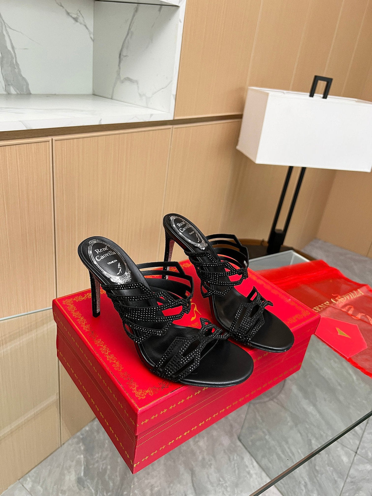 Diamond-shaped crystal high heels