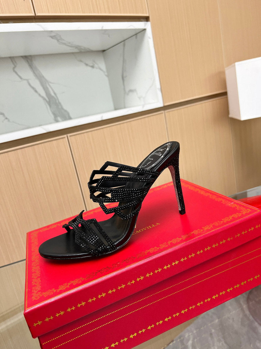 Diamond-shaped crystal high heels