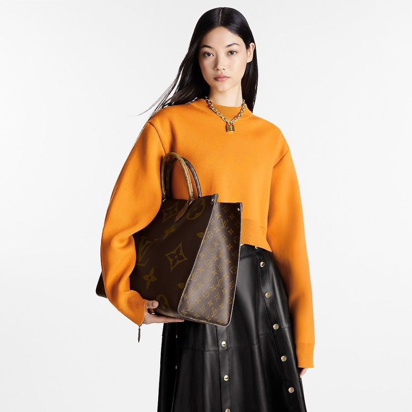 Bolso tote grande con monograma clásico