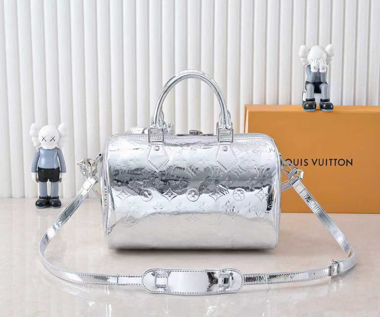 Bolso plateado con monograma LV
