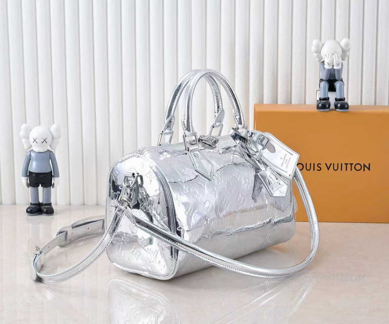 Bolso plateado con monograma LV