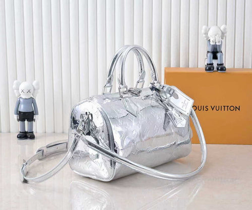 Bolso plateado con monograma LV