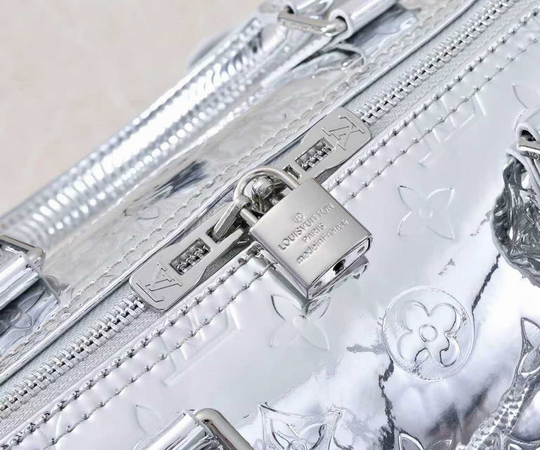 Bolso plateado con monograma LV
