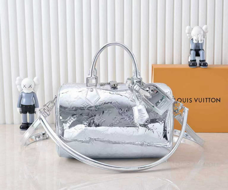 Bolso plateado con monograma LV