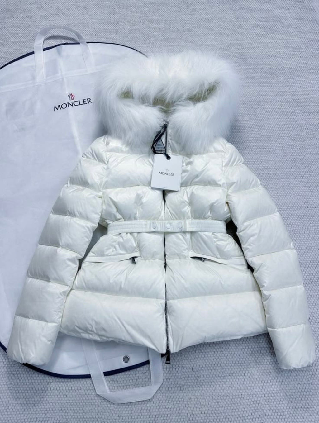 Moncler Maya con capucha ribeteada de pelo